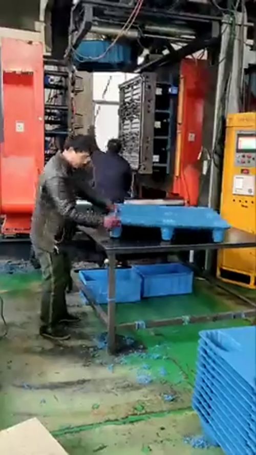 工廠倉庫用的托盤,原來是這樣生產(chǎn)的,我以為像鋁錠那樣做的呢