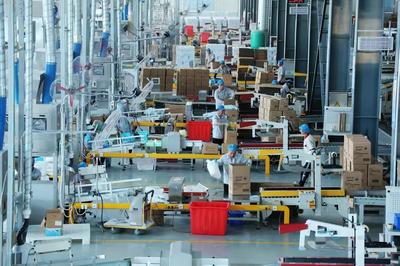 在山東辛化硅膠,工人在生產出口的水晶貓砂。資料片